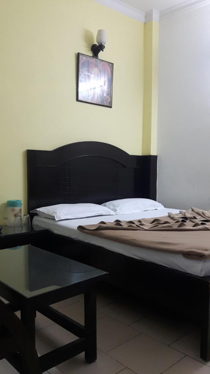 Hotel Shreeram Deluxe Нью-Дели Экстерьер фото