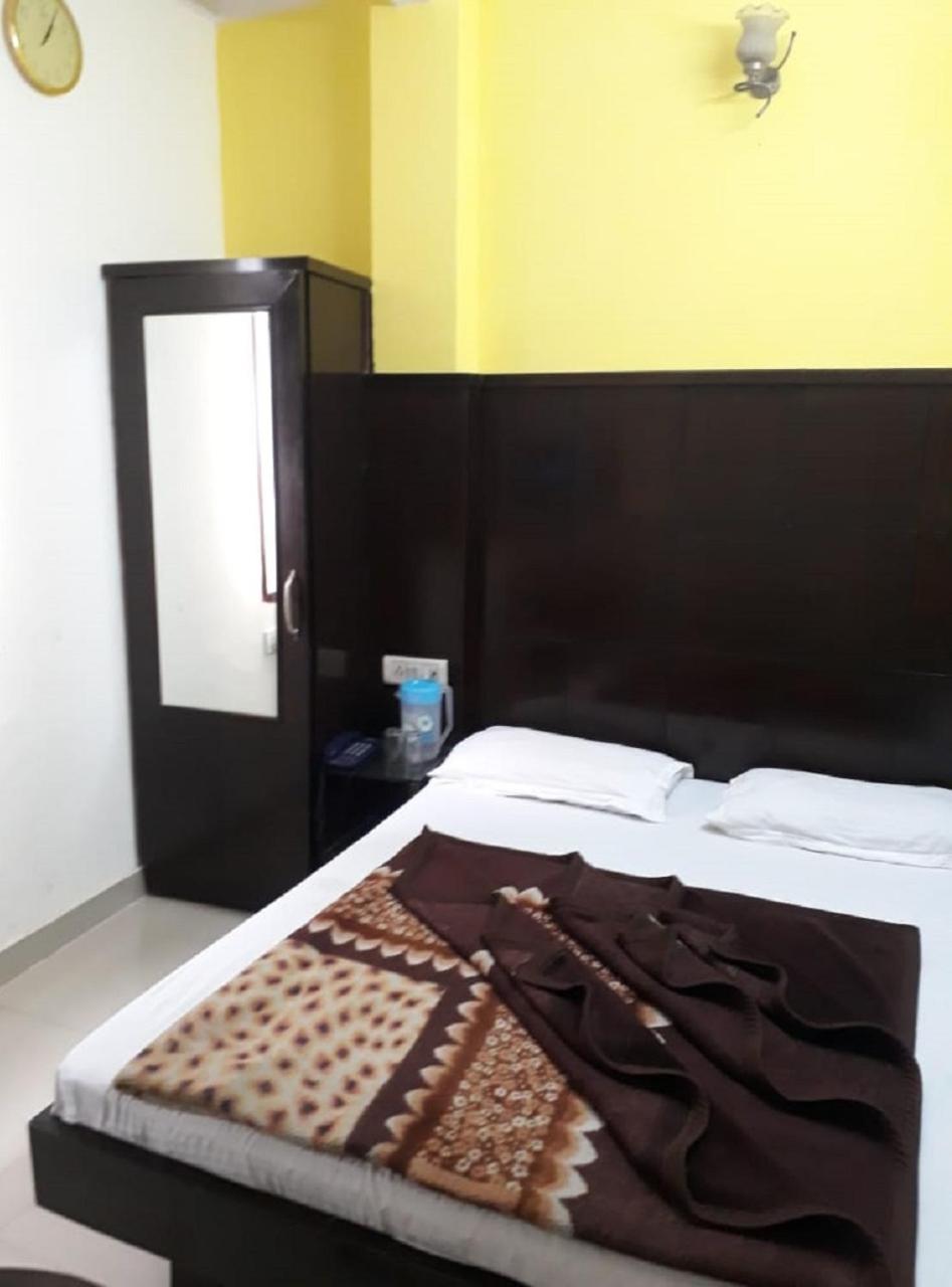 Hotel Shreeram Deluxe Нью-Дели Экстерьер фото