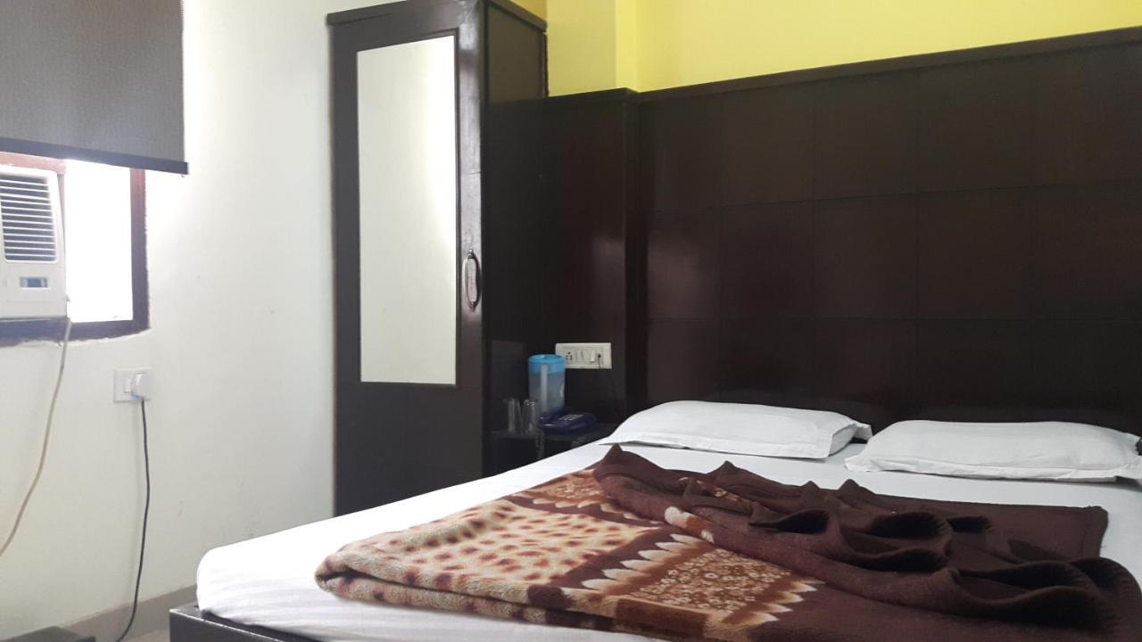 Hotel Shreeram Deluxe Нью-Дели Экстерьер фото
