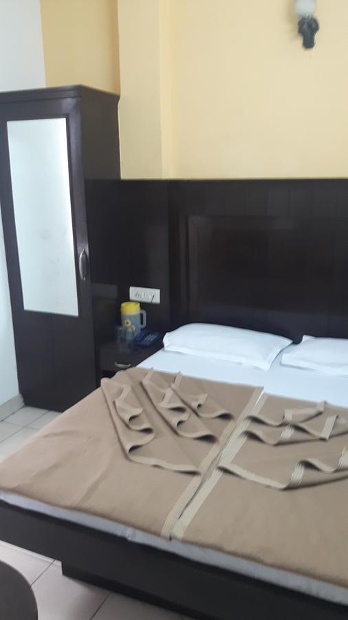 Hotel Shreeram Deluxe Нью-Дели Экстерьер фото